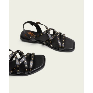 SANDALIA PLANA TACHAS